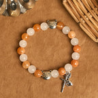Pulsera de Cuarzo Naranja y Blanco con Dijes de Gato Atigrado en Acero, Rosario Animal