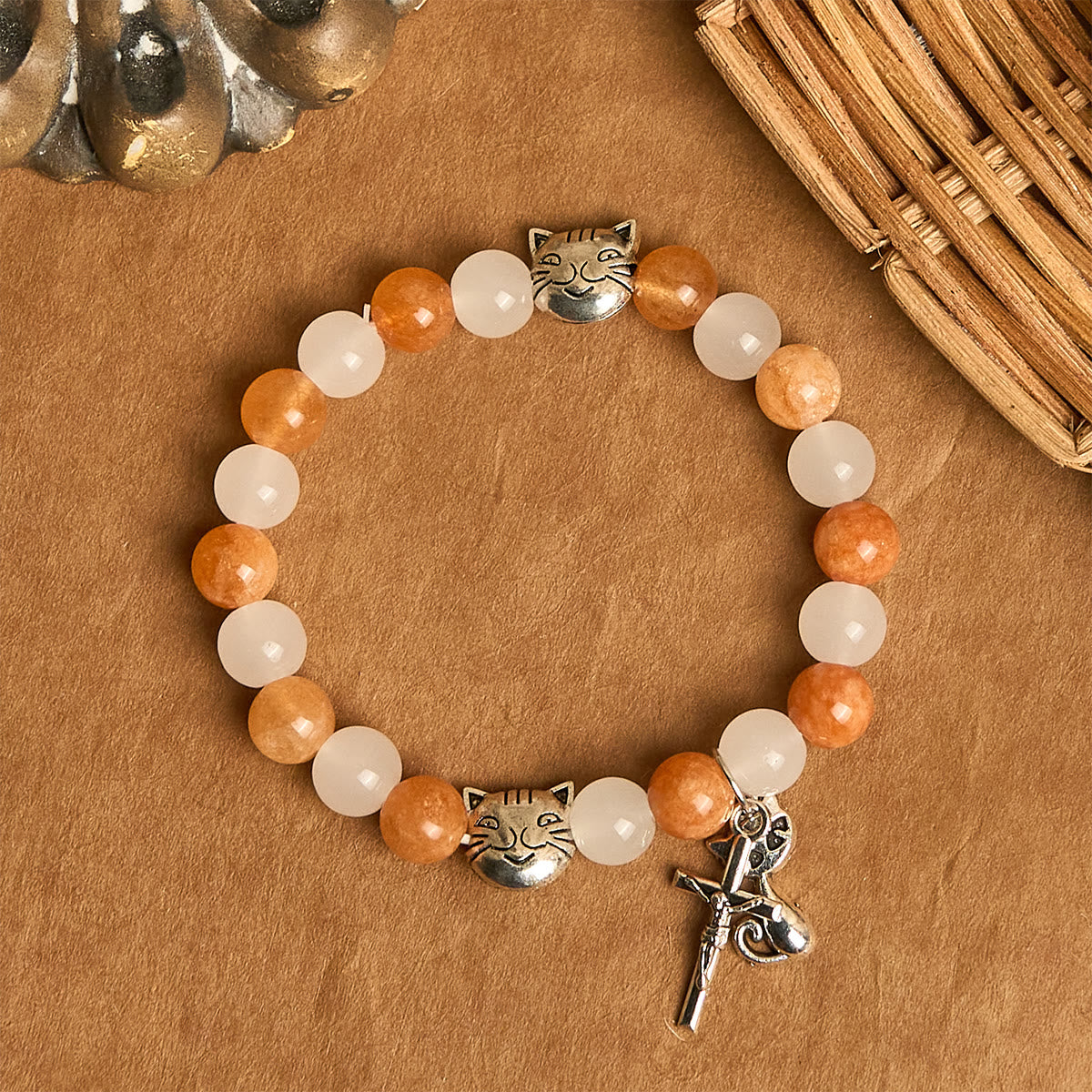 Pulsera Animal de Cuarzo Naranja y Blanco con Dijes de Gato Atigrado en Acero