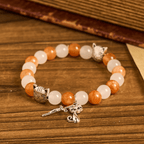 Pulsera de Cuarzo Naranja y Blanco con Dijes de Gato Atigrado en Acero, Rosario Animal