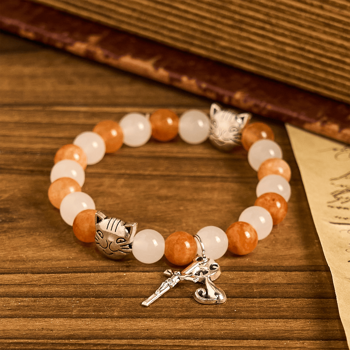 Pulsera Animal de Cuarzo Naranja y Blanco con Dijes de Gato Atigrado en Acero