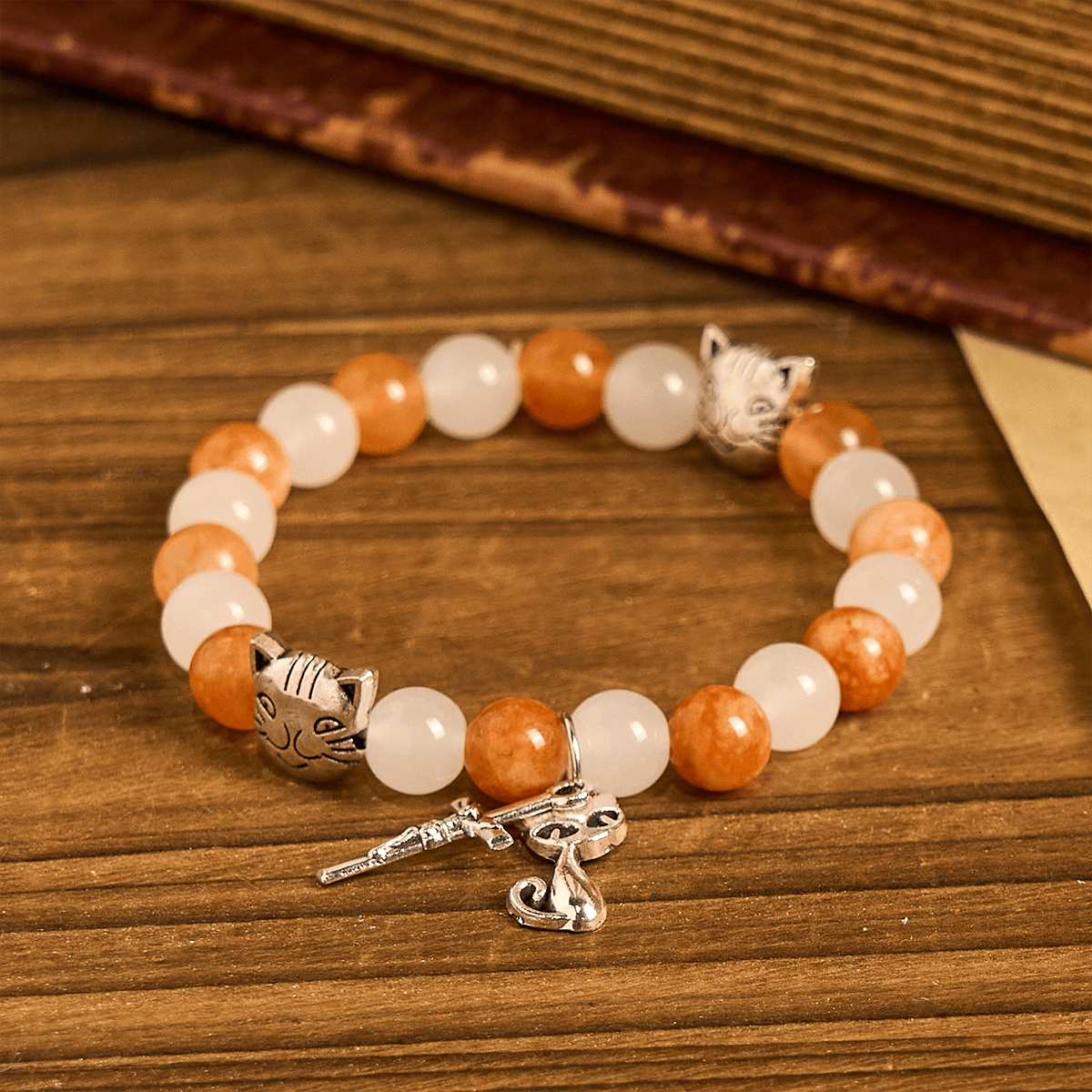 Pulsera Animal de Cuarzo Naranja y Blanco con Dijes de Gato Atigrado en Acero