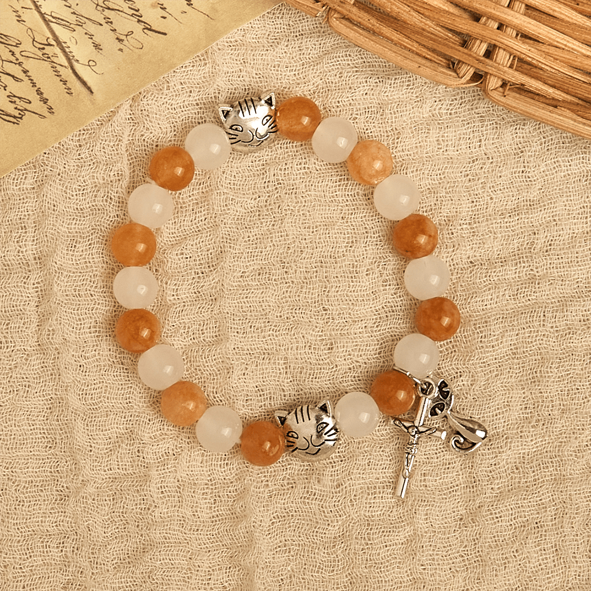 Pulsera de Cuarzo Naranja y Blanco con Dijes de Gato Atigrado en Acero, Rosario Animal