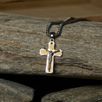Collar Crucifijo de Metal en Dos Tonos con Figura de Jesús: Fusión de Fe y Arte