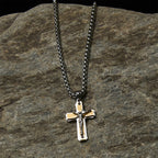 Collar Crucifijo de Metal en Dos Tonos con Figura de Jesús: Fusión de Fe y Arte