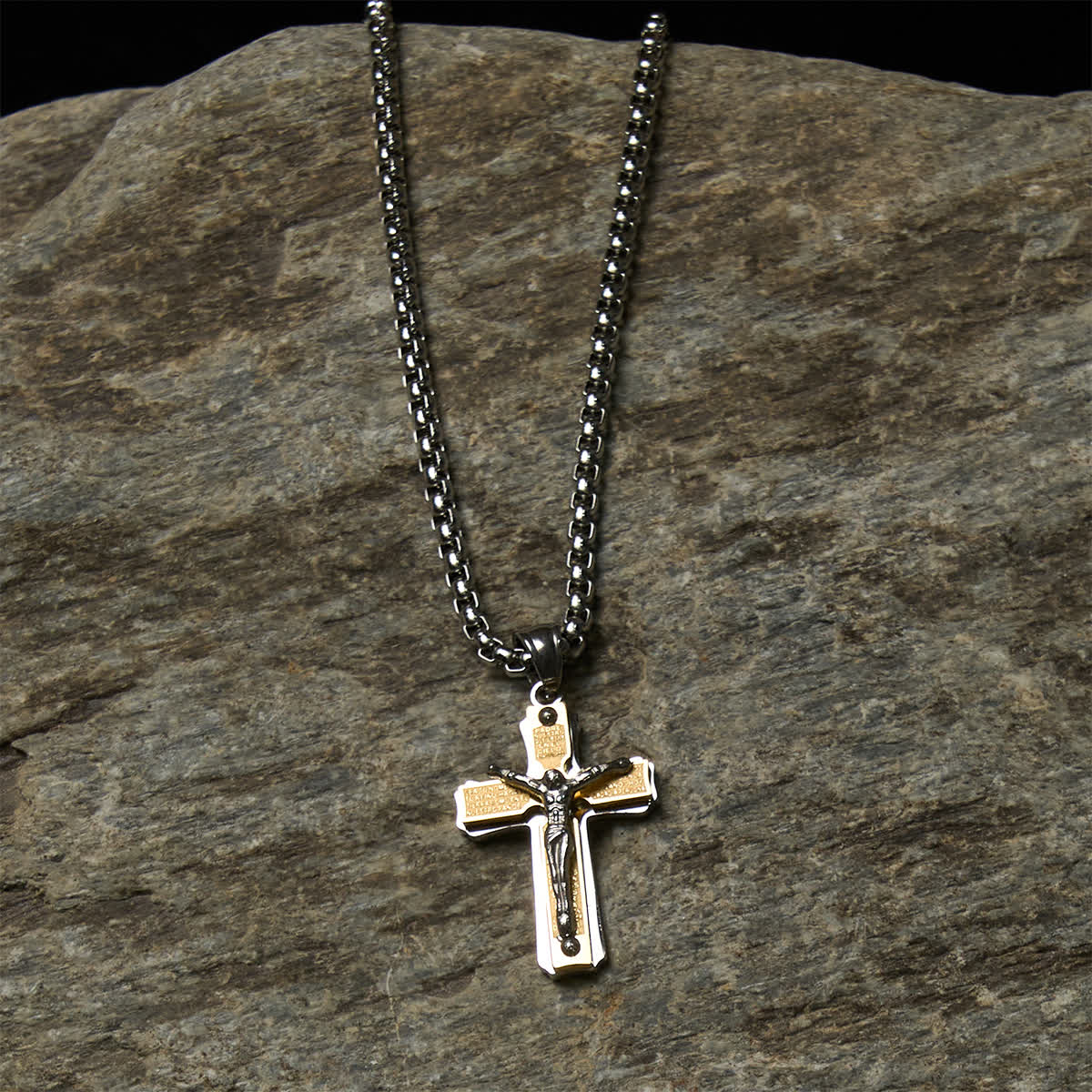 Collar Crucifijo de Metal en Dos Tonos con Figura de Jesús: Fusión de Fe y Arte