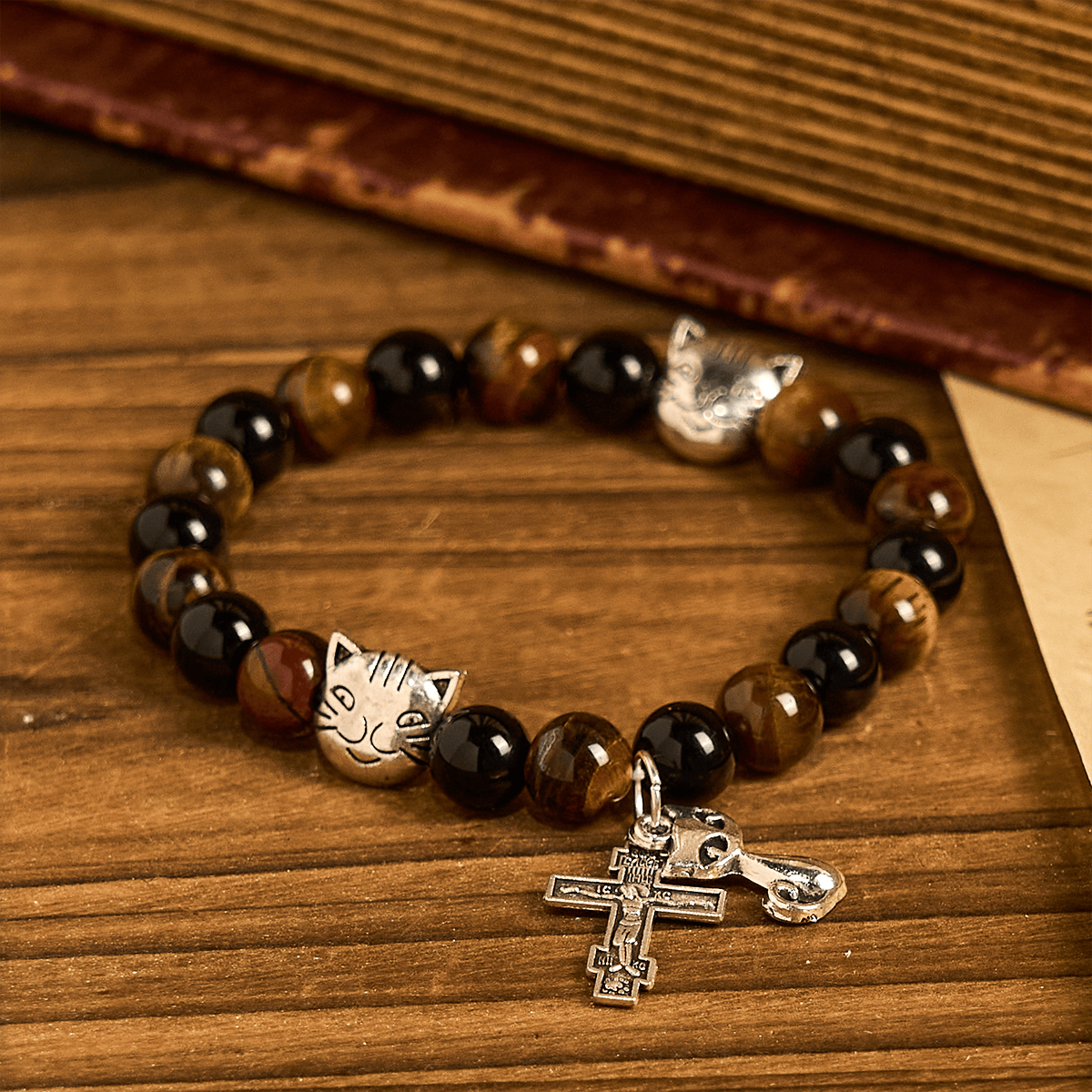 Pulsera Animal de Oración con Gato Atigrado Fiel y Cuentas Café y Negras