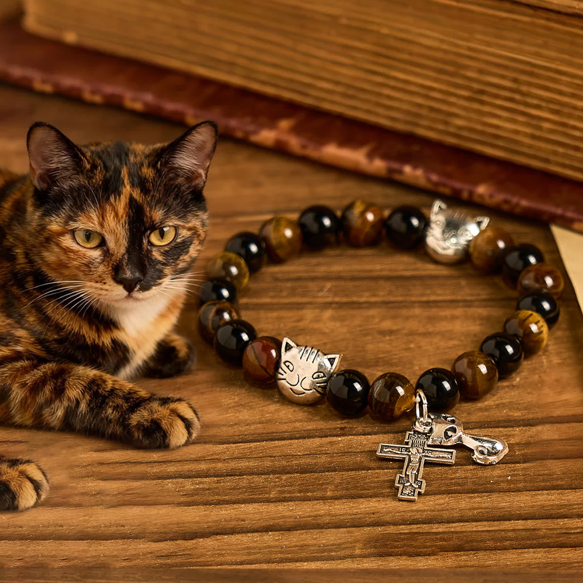 Pulsera Animal de Oración con Gato Atigrado Fiel y Cuentas Café y Negras