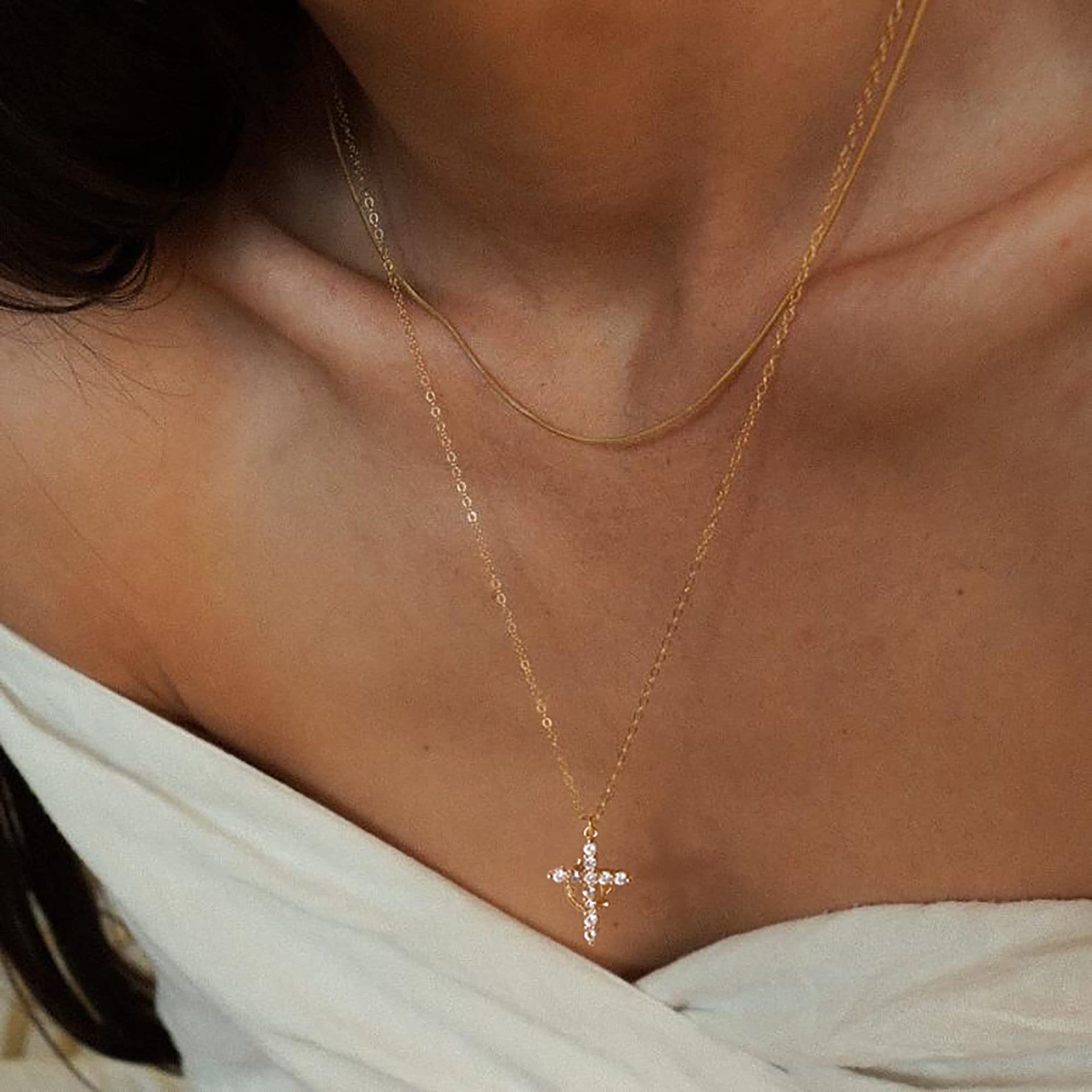 Alianza de Corona y Cruz: Collar Moderno de Cruz Coronada en Fe con Tarjeta de Regalo