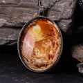Collar con Dije de Cristal de la Escena de la Natividad