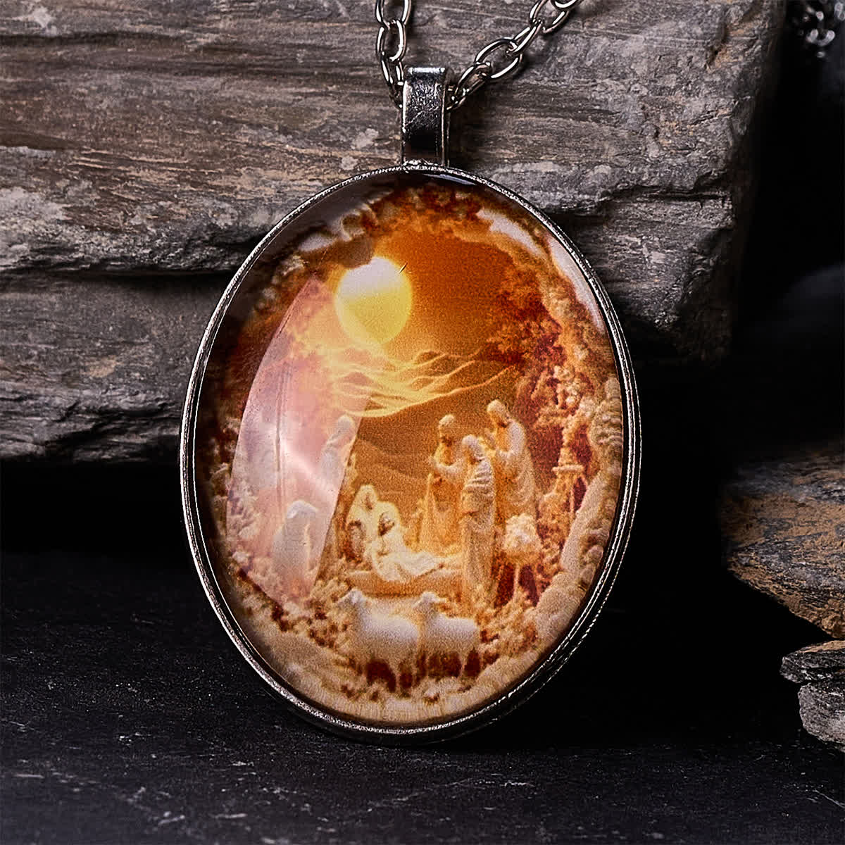 Collar con Dije de Cristal de la Escena de la Natividad