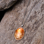 Collar con Dije de Cristal de la Escena de la Natividad