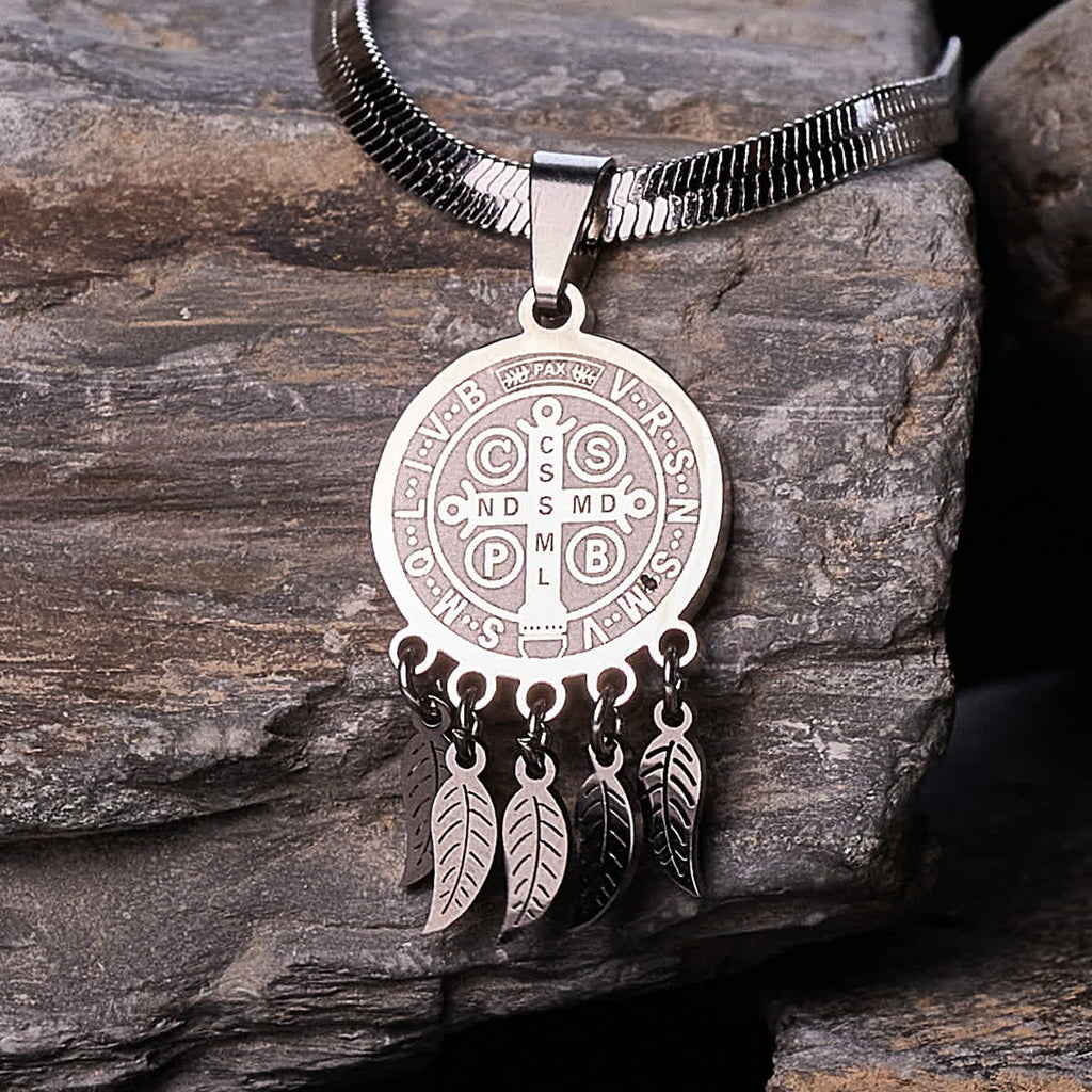 Collar con Dije de Ícono de Santo: Joyería Artística con Detalles de Circonia