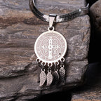 Collar con Dije de Ícono de Santo: Joyería Artística con Detalles de Circonia