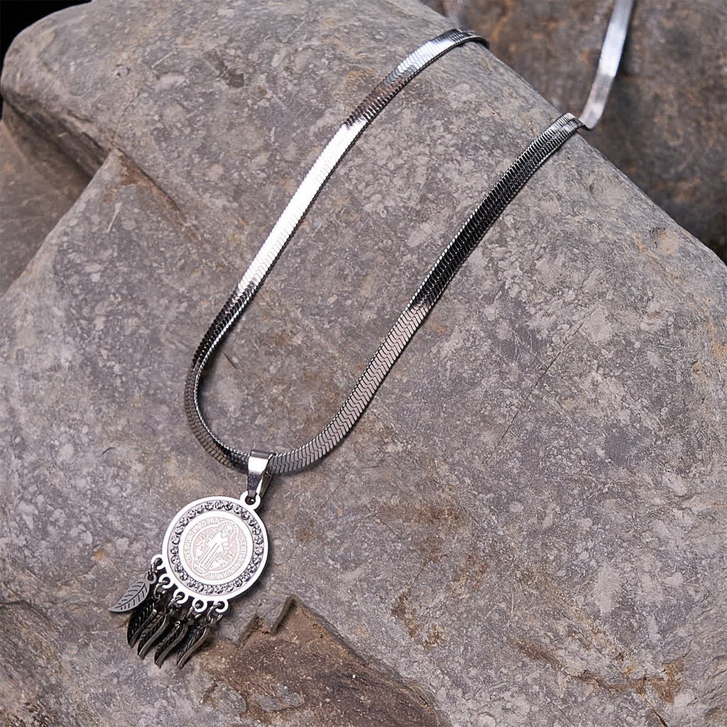Collar con Dije de Ícono de Santo: Joyería Artística con Detalles de Circonia
