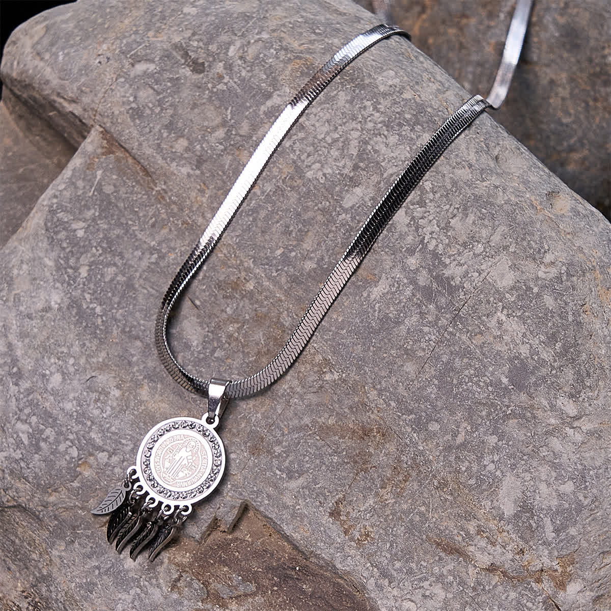 Collar con Dije de Ícono de Santo: Joyería Artística con Detalles de Circonia