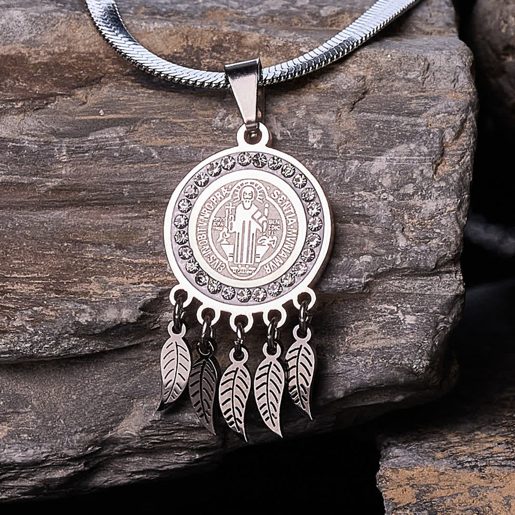 Collar con Dije de Ícono de Santo: Joyería Artística con Detalles de Circonia
