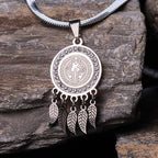 Collar con Dije de Ícono de Santo: Joyería Artística con Detalles de Circonia