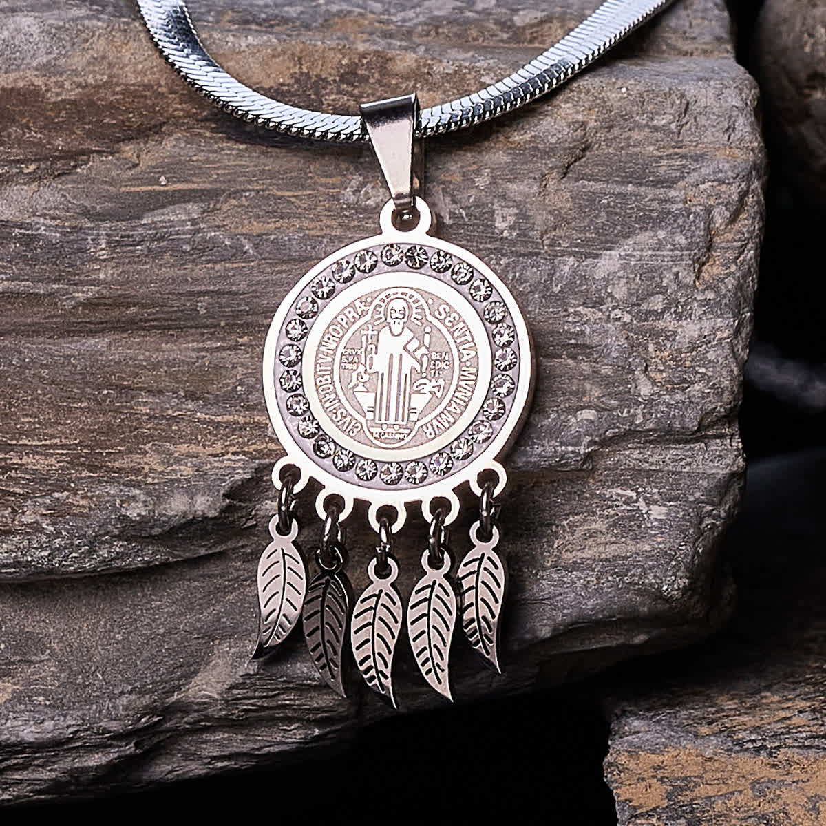 Collar con Dije de Ícono de Santo: Joyería Artística con Detalles de Circonia