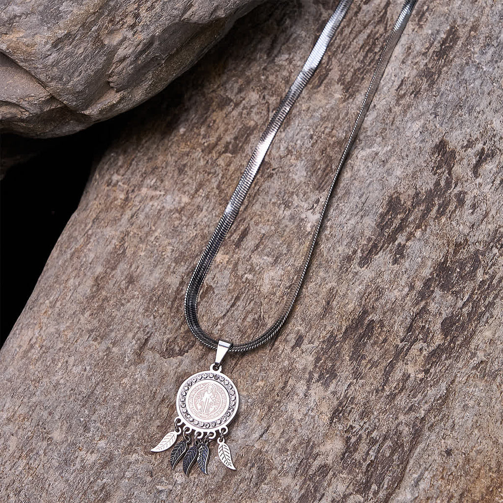 Collar con Dije de Ícono de Santo: Joyería Artística con Detalles de Circonia
