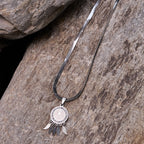 Collar con Dije de Ícono de Santo: Joyería Artística con Detalles de Circonia