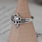 Anillo de Plata de Ley con Cruz Ornamentada Estilo Catedral y Volutas Florales