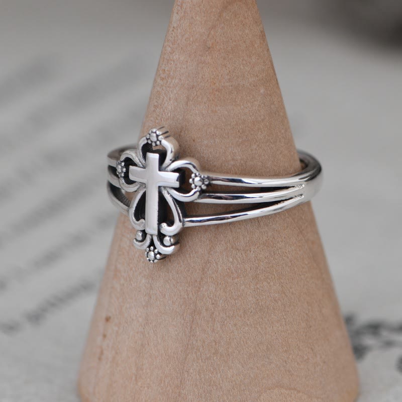 Anillo de Plata de Ley con Cruz Ornamentada Estilo Catedral y Volutas Florales
