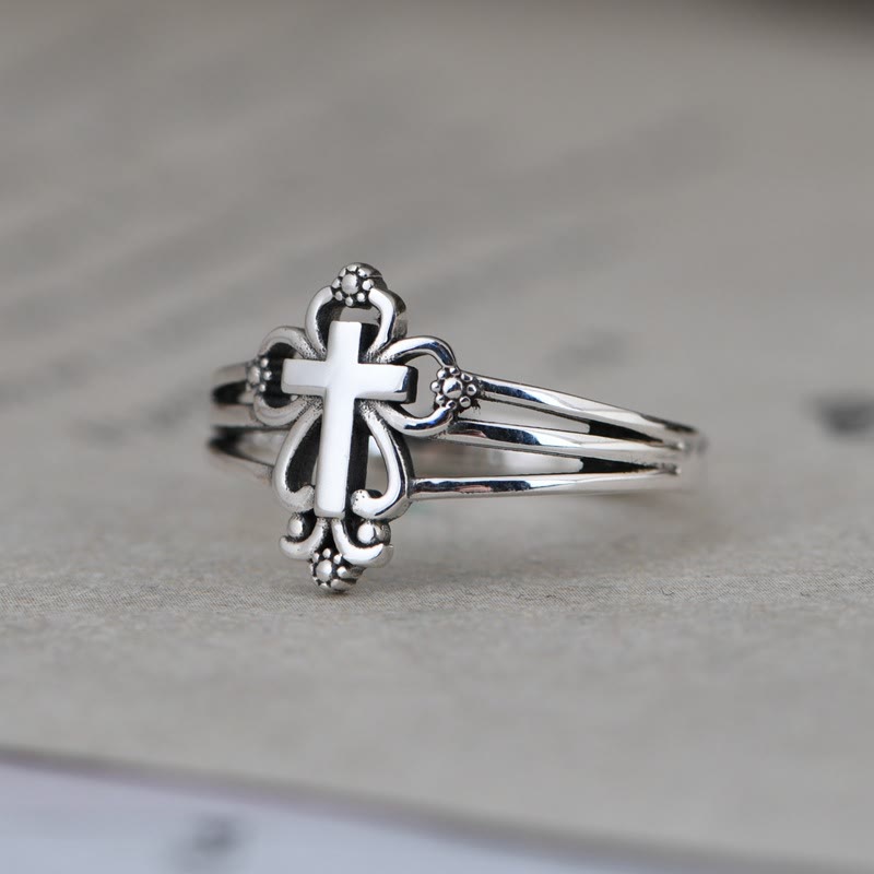 Anillo de Plata de Ley con Cruz Ornamentada Estilo Catedral y Volutas Florales