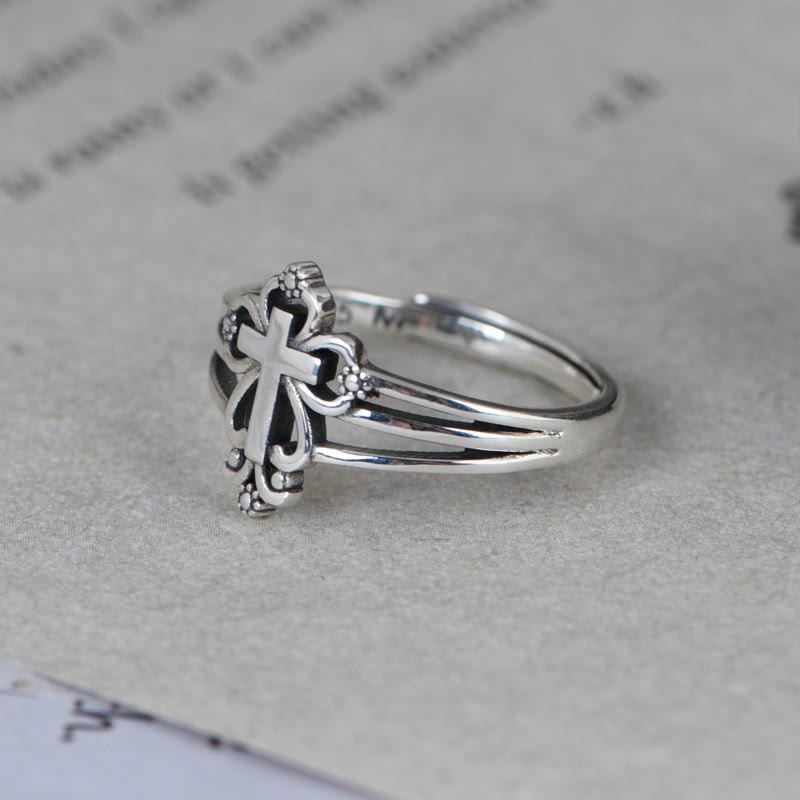 Anillo de Plata de Ley con Cruz Ornamentada Estilo Catedral y Volutas Florales