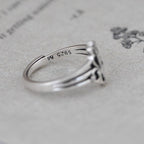Anillo de Plata de Ley con Cruz Ornamentada Estilo Catedral y Volutas Florales