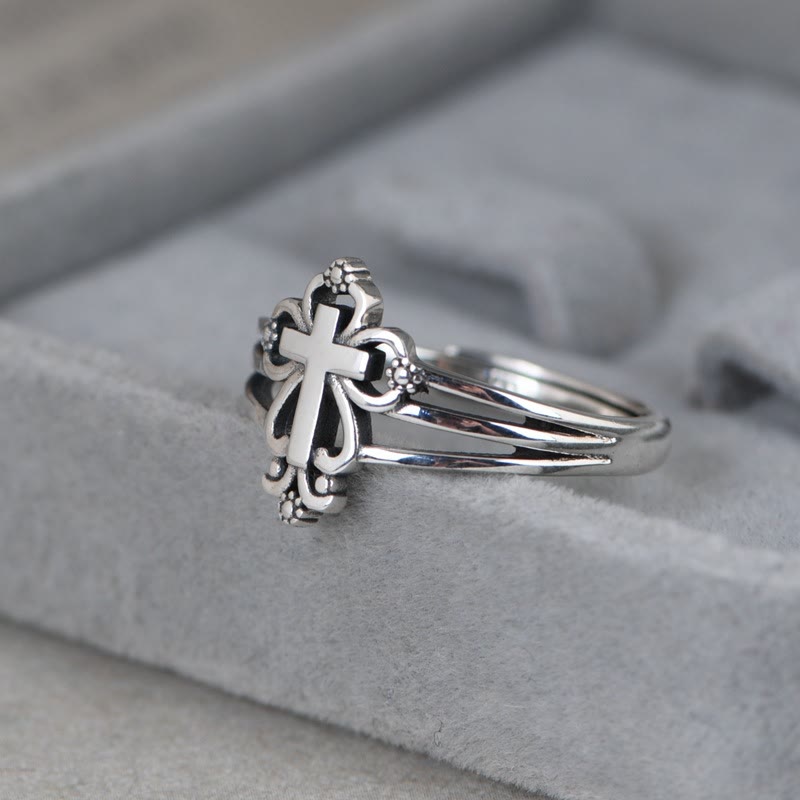 Anillo de Plata de Ley con Cruz Ornamentada Estilo Catedral y Volutas Florales
