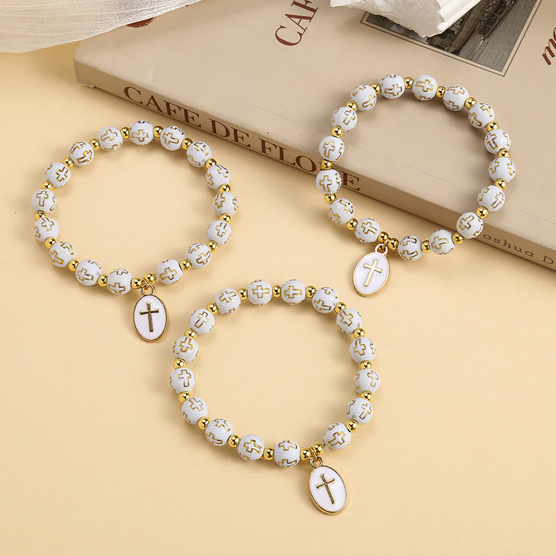 Pulsera Elegante de Cuentas Blancas y Doradas con Cruz: Gracia Pura Cada Día