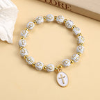 Pulsera Elegante de Cuentas Blancas y Doradas con Cruz: Gracia Pura Cada Día