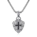 Collar Crucifijo Ornamentado en Forma de Escudo con Incrustaciones de Circonia Negra
