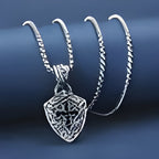 Collar Crucifijo Ornamentado en Forma de Escudo con Incrustaciones de Circonia Negra