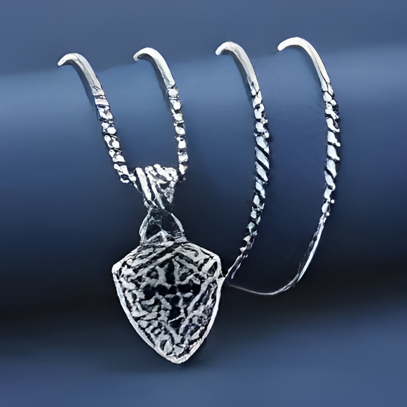 Collar Crucifijo Ornamentado en Forma de Escudo con Incrustaciones de Circonia Negra