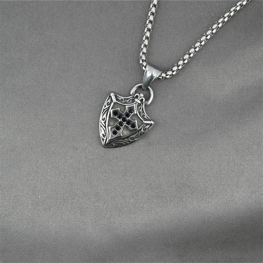 Collar Crucifijo Ornamentado en Forma de Escudo con Incrustaciones de Circonia Negra