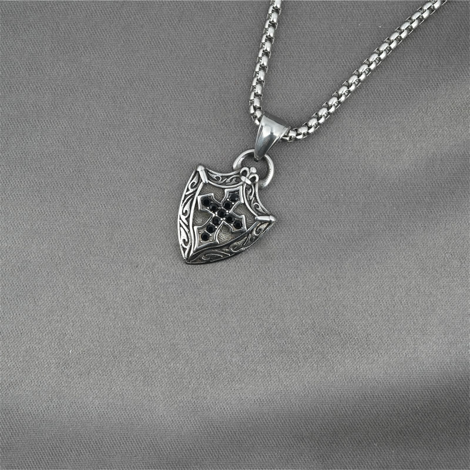 Collar Crucifijo Ornamentado en Forma de Escudo con Incrustaciones de Circonia Negra