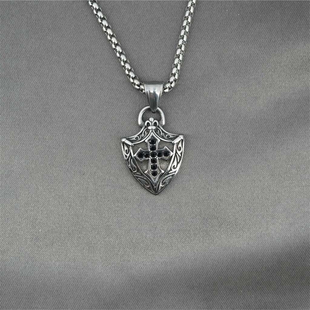 Collar Crucifijo Ornamentado en Forma de Escudo con Incrustaciones de Circonia Negra