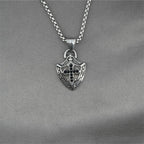 Collar Crucifijo Ornamentado en Forma de Escudo con Incrustaciones de Circonia Negra