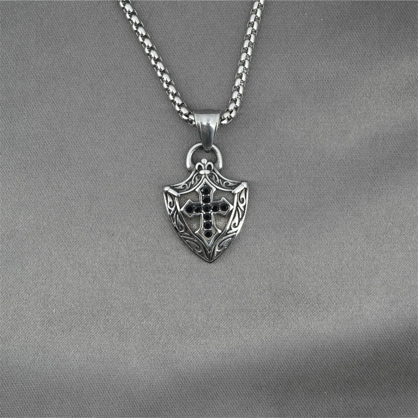 Collar Crucifijo Ornamentado en Forma de Escudo con Incrustaciones de Circonia Negra