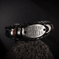 Pulsera de Cuero Trenzado Negro con Inscripción "JESÚS ES EL SEÑOR"