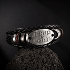 Pulsera de Cuero Trenzado Negro con Inscripción "JESÚS ES EL SEÑOR"