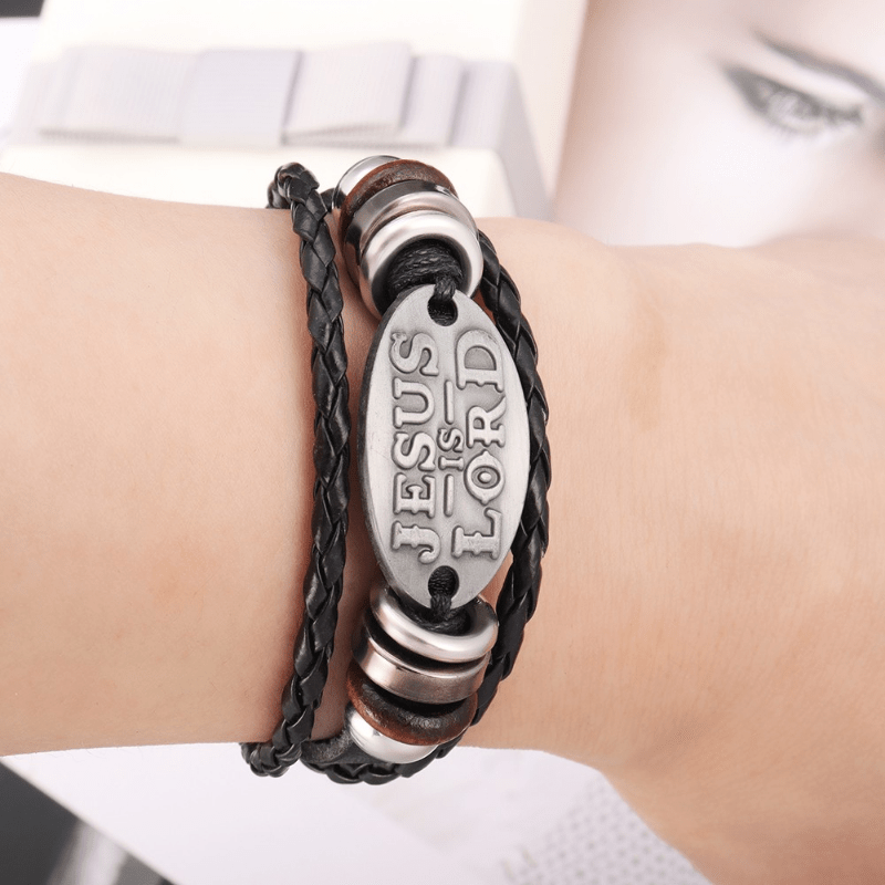 Pulsera de Cuero Trenzado Negro con Inscripción "JESÚS ES EL SEÑOR"