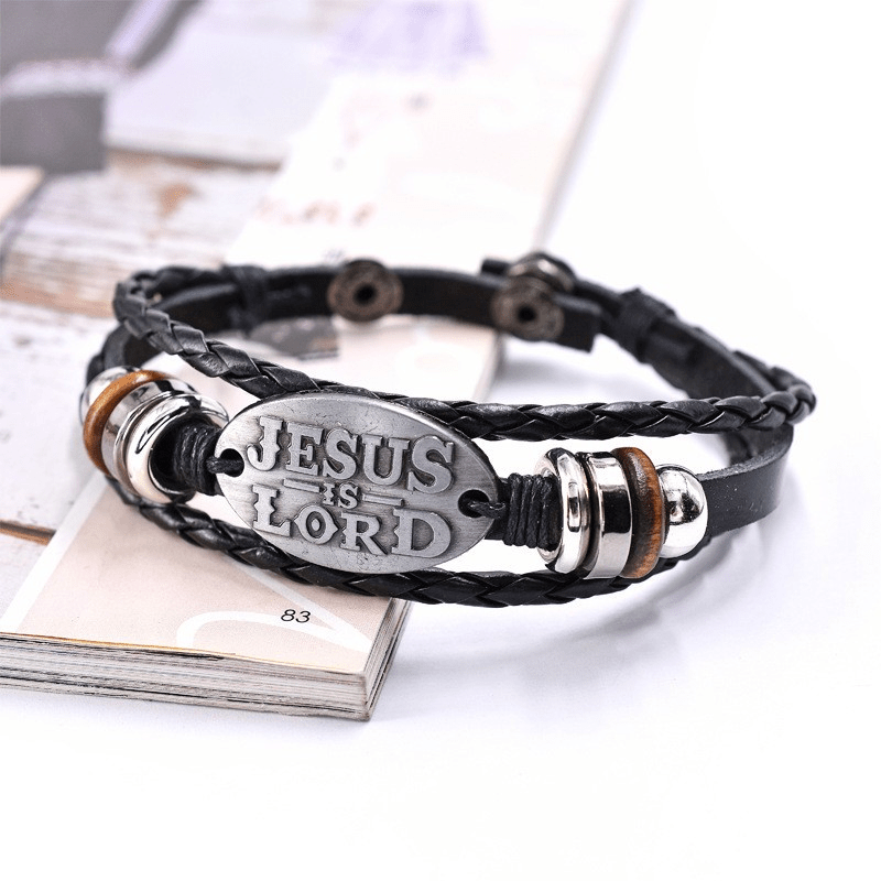 Pulsera de Cuero Trenzado Negro con Inscripción "JESÚS ES EL SEÑOR"