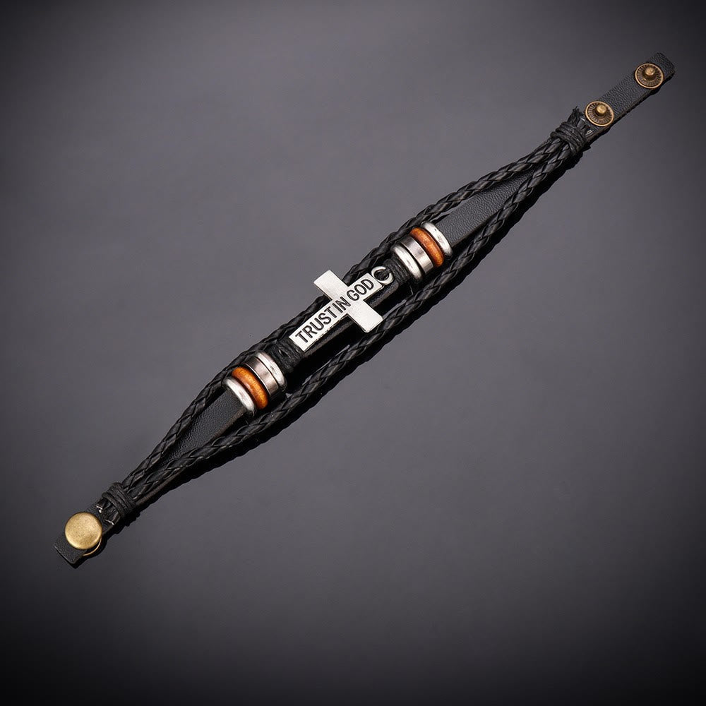 Pulsera de Cuero Trenzado Negro con Cruz e Inscripción "CONFÍA EN DIOS"
