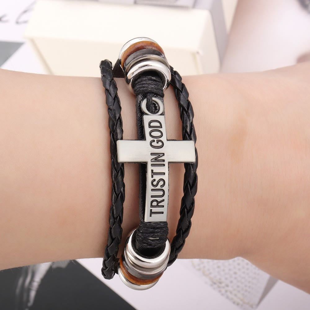 Pulsera de Cuero Trenzado Negro con Cruz e Inscripción "CONFÍA EN DIOS"