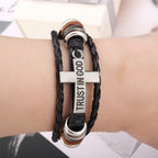 Pulsera de Cuero Trenzado Negro con Cruz e Inscripción "CONFÍA EN DIOS"