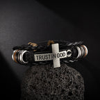 Pulsera de Cuero Trenzado Negro con Cruz e Inscripción "CONFÍA EN DIOS"