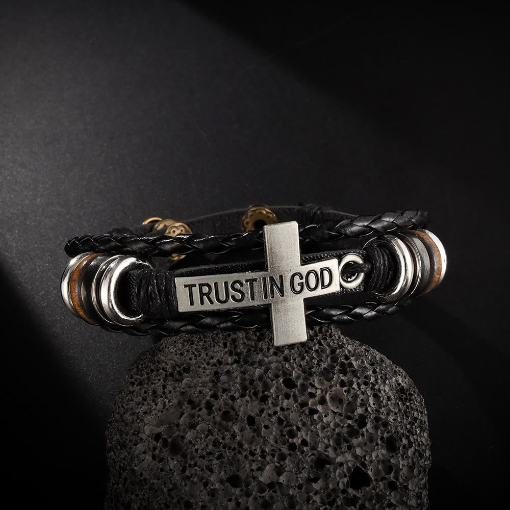 Pulsera de Cuero Trenzado Negro con Cruz e Inscripción "CONFÍA EN DIOS"