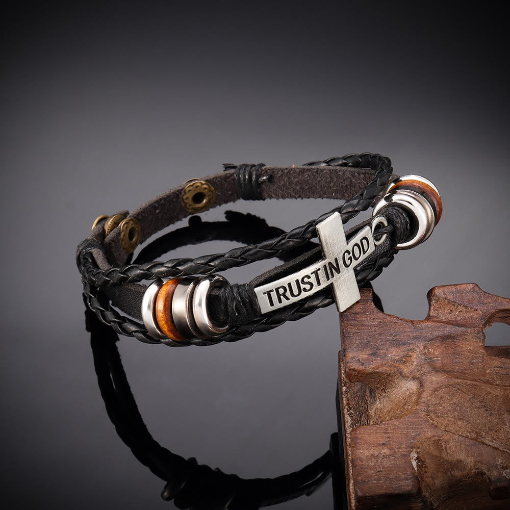 Pulsera de Cuero Trenzado Negro con Cruz e Inscripción "CONFÍA EN DIOS"